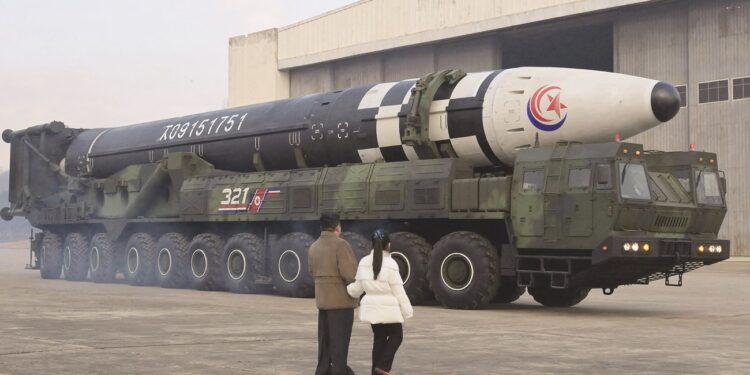 كوريا الشمالية تواصل تجاربها الصاروخية وتهدد برد نووي