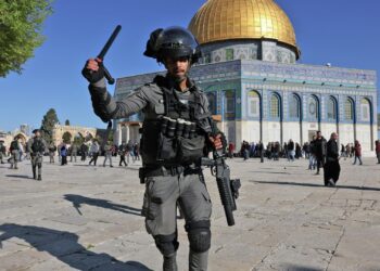 عشرات المستوطنين الإسرائيليين يقتحمون ساحات المسجد الأقصى المبارك