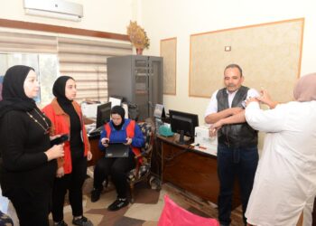 خلال 3 أيام ..تطعيم 100 ألف مواطن ضد كورونا بحملة “طرق الأبواب”فى الدقهلية