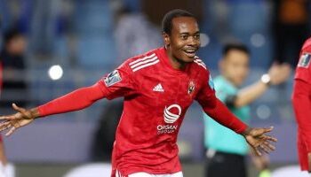 بيرسى تاو يعود لقائمة الأهلى أمام سموحة