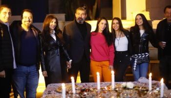 نجوم مسلسل “علاقة مشروعة” يحتفلون بانتهاء تصوير آخر المشاهد