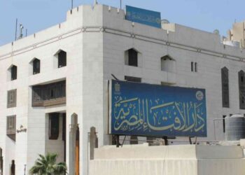 الإفتاء المصرية : يجوز إخراج زكاة الفطر عن الصديق أو الجار وعن زوجته وأولاده