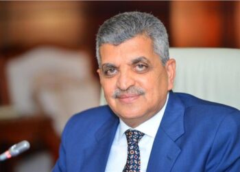 أسامة ربيع : حركة الملاحة بالقناة منتظمة ولم تتاثر باحتكاك الناقلتين