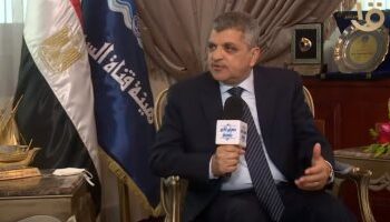 رئيس قناة السويس: 4 قاطرات وفرق إنقاذ تعاملت مع عطل سفينة “شين هاي تونج”