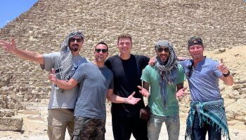 سعادة نجوم Backstreet Boys بزيارة الأهرامات