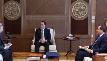 رئيس الوزراء يستعرض مع نائب رئيس “أباتشى” استثمارات الشركة وخططها المستقبلية