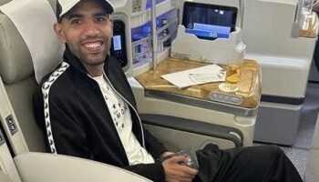 مؤمن زكريا يتجه إلى أبو ظبي لحضور مباراة السوبر بين الأهلي وبيراميدز