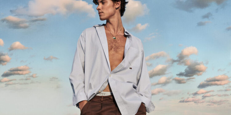 تعاون مجموعة تومي هيلفيغر وشون مينديز لتحقيق كلاسيكيات أفضل في ربيع عام 2023