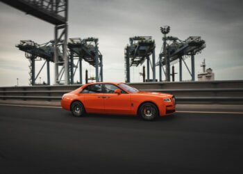 إطلالة جريئة لبلاك بادج جوست بِلَوْن سان تروبيه النابض بالحيوية