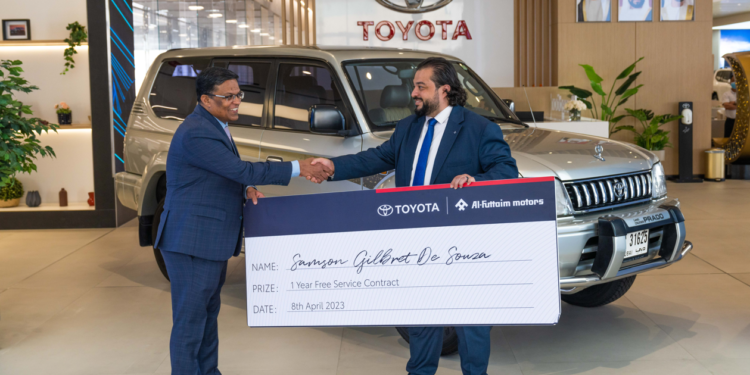 “الفطيم تويوتا” تحتفل برابط مميز مدته 25 عاما مع أحد زبائنها