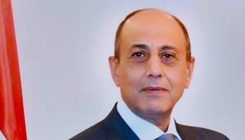 وزير الطيران يلتقى وفدا صينيا لبحث أعمال تطوير البنية التحتية