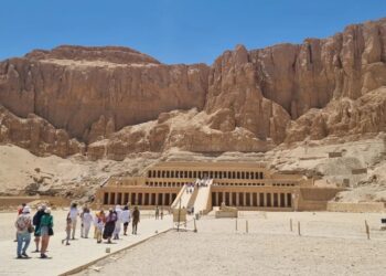 سياح أوروبا ودول شرق آسيا يستمتعون بزيارة معبد حتشبسوت بالأقصر