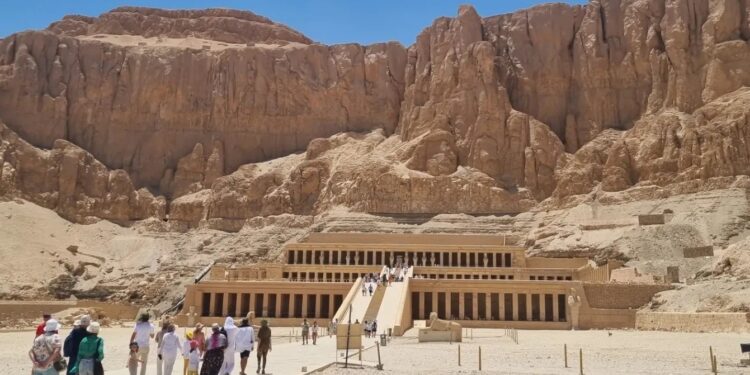 سياح أوروبا ودول شرق آسيا يستمتعون بزيارة معبد حتشبسوت بالأقصر
