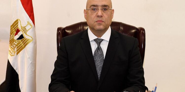 وزير الإسكان يُتابع إجراءات التسليم المبدئى لوحدات سكن موظفى العاصمة الإدارية